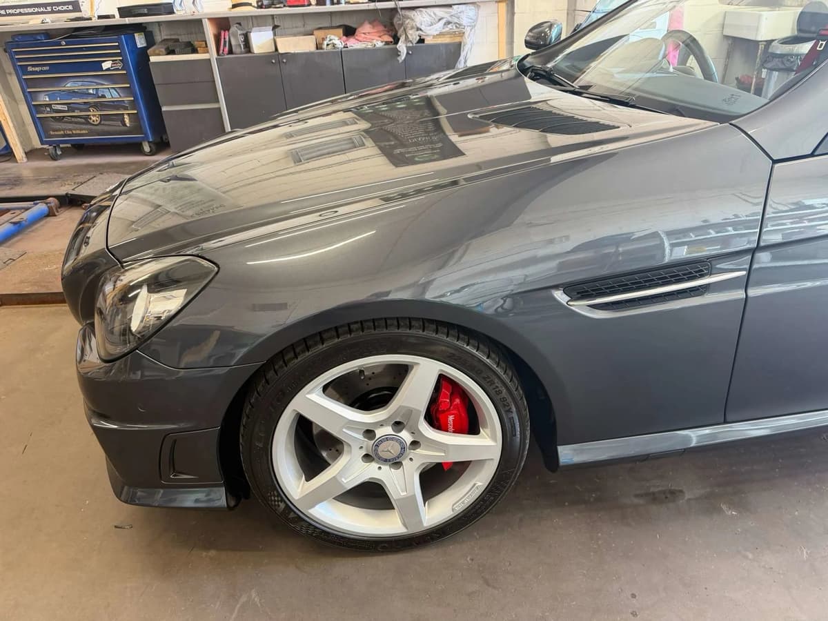 Deep-gloss paintwork protected by a Diamondbrite ceramic coating